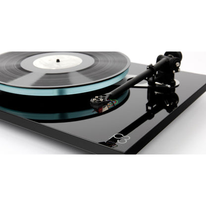 Rega Planar 3 Plattenspieler, Schwarz, Detailansicht RB330 Tonarm mit Tonabnehmer