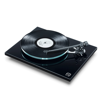 Rega Planar 3 Plattenspieler, Schwarz, Schrägansicht mit aufgelegter Schallplatte