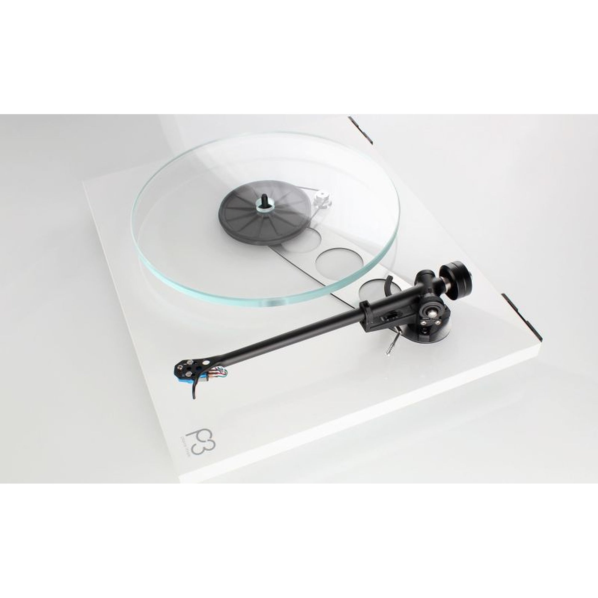 Rega Planar 3 Plattenspieler, Weiss, Schrägansicht mit Double-Brace-Technologie und Tonarm