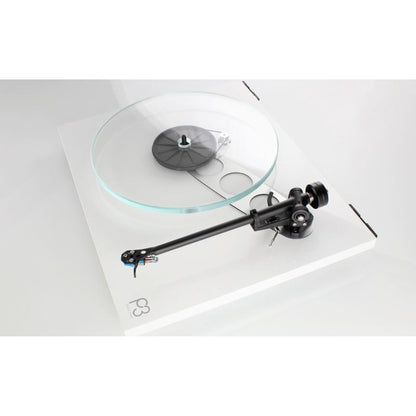 Rega Planar 3 Plattenspieler, Weiss, Schrägansicht mit Double-Brace-Technologie und Tonarm