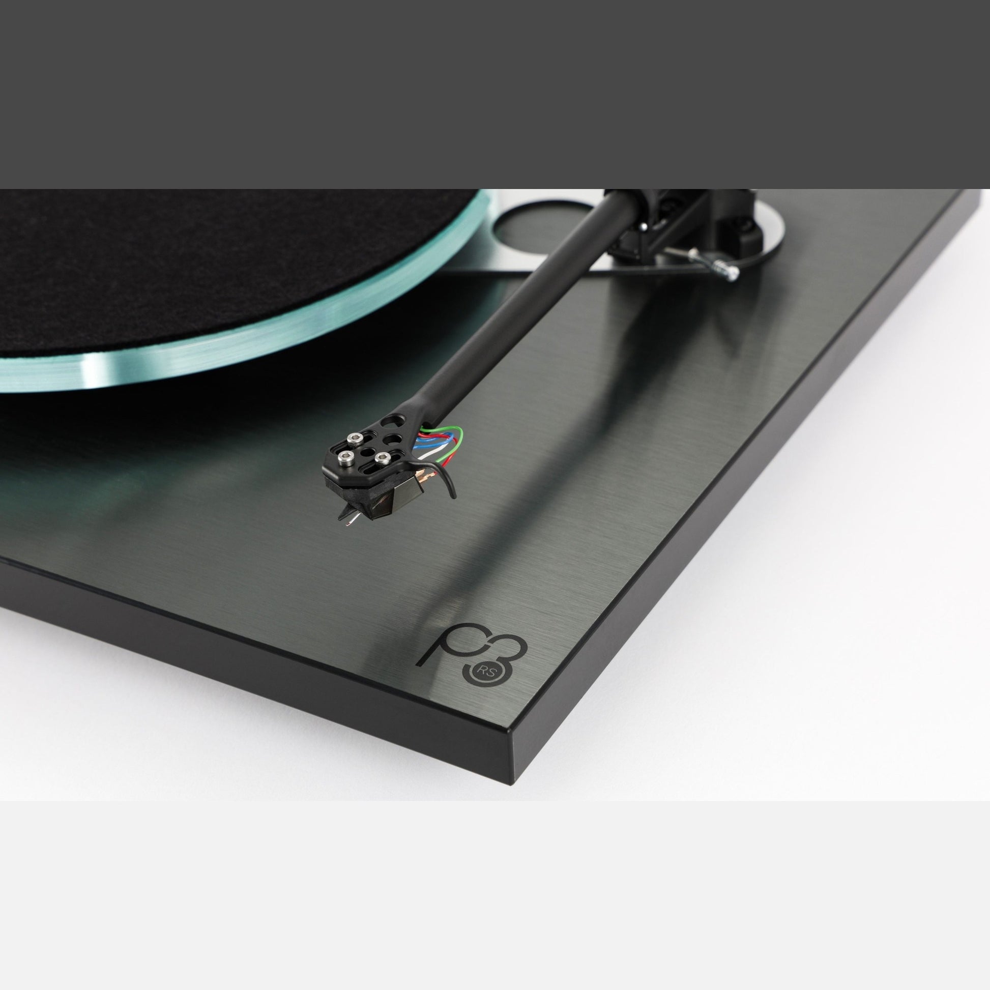 Rega Planar 3 RS Edition Plattenspieler Detailansicht Tonarm mit Nd5 Tonabnehmer