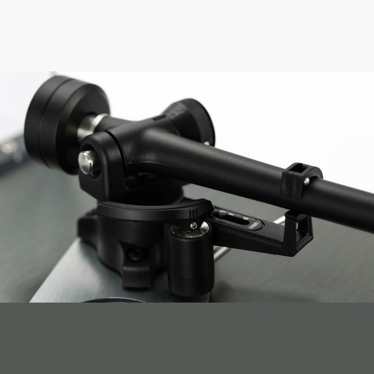 Rega Planar 3 RS Edition Plattenspieler Detailansicht Tonarmlager und Gegengewicht