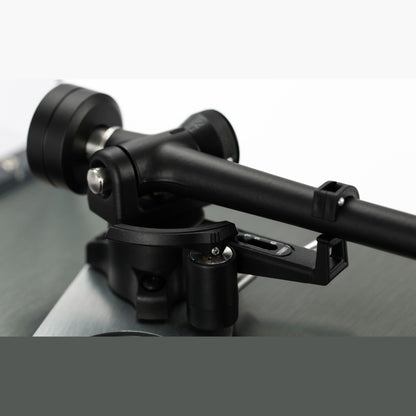Rega Planar 3 RS Edition Plattenspieler Detailansicht Tonarmlager und Gegengewicht