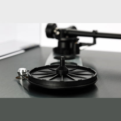 Rega Planar 3 RS Edition Plattenspieler Detailansicht Subteller und Lagerachse
