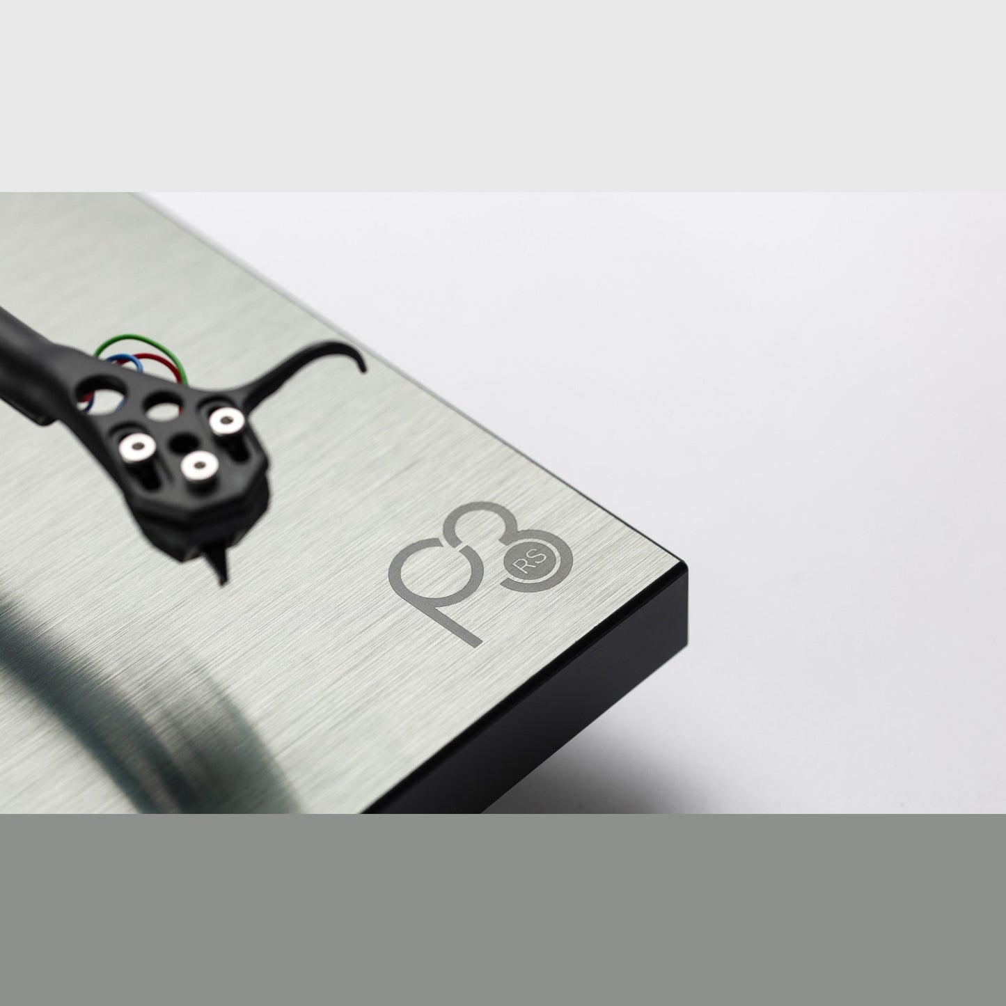 Rega Planar 3 RS Edition Plattenspieler Detailansicht Headshell mit Anschlüssen