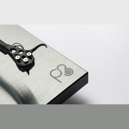 Rega Planar 3 RS Edition Plattenspieler Detailansicht Headshell mit Anschlüssen