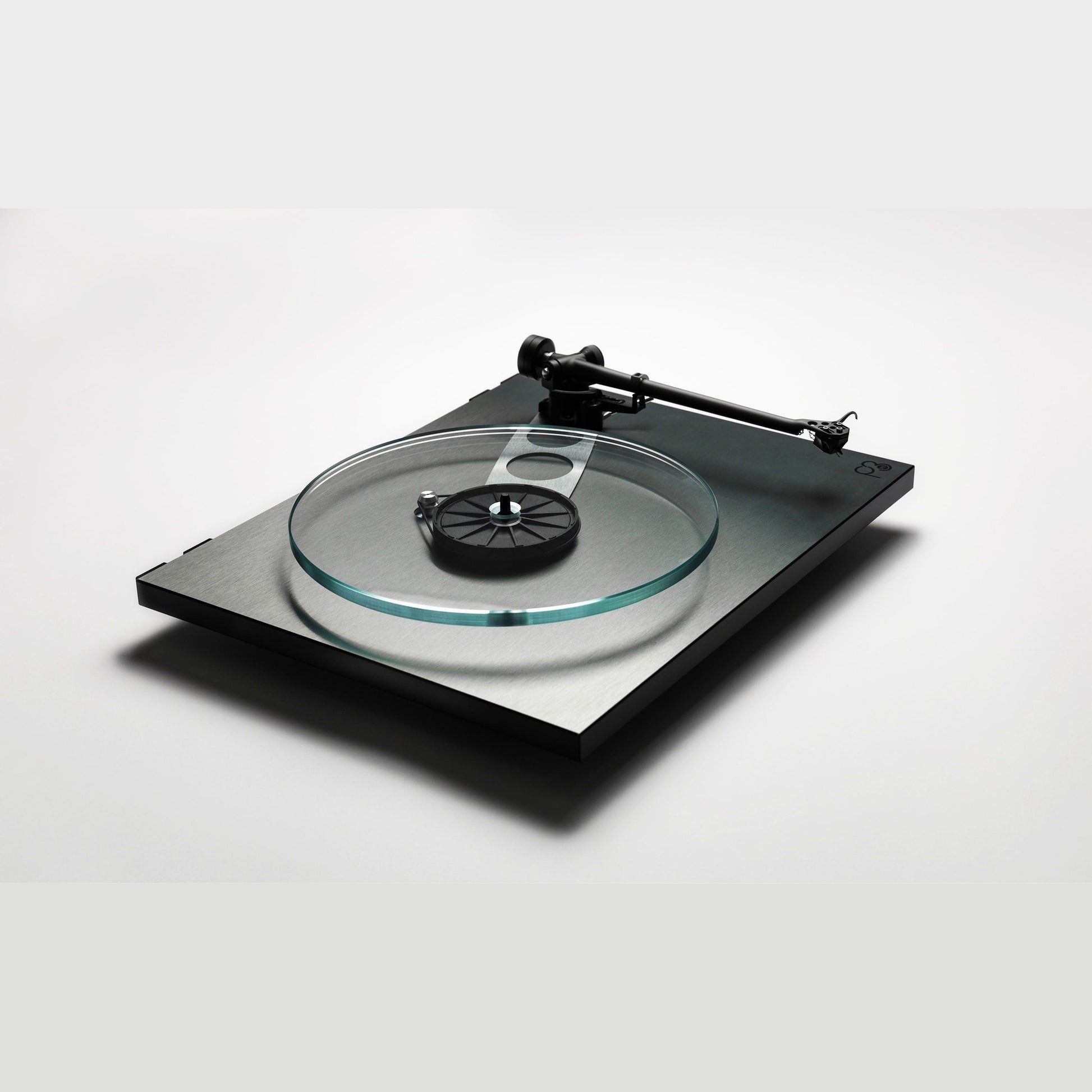 Rega Planar 3 RS Edition Plattenspieler Schrägansicht ohne Staubschutzhaube mit Glasteller