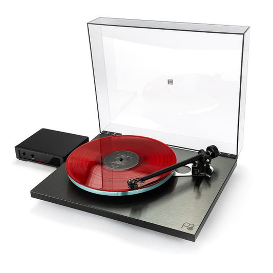 Rega Planar 3 RS Edition Plattenspieler Schrägansicht mit Neo Netzteil und roter Schallplatte