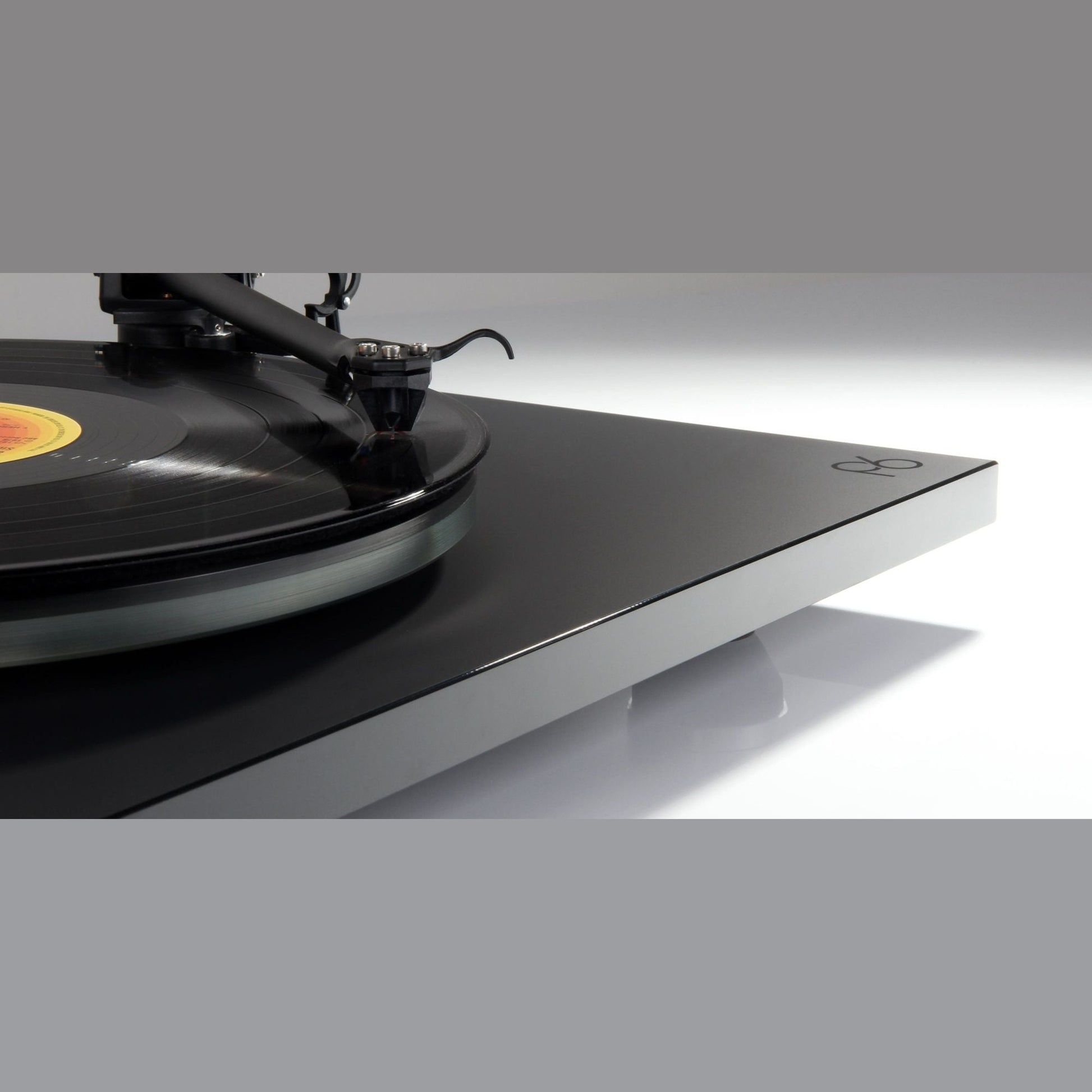 Rega Planar 6 Plattenspieler, Schwarz, Detailansicht Plinth-Kante mit Tancast-8-Aufbau