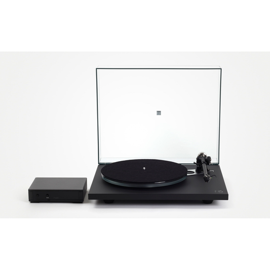 Rega Planar 6 Plattenspieler, Schwarz, Frontansicht mit Neo PSU Netzteil