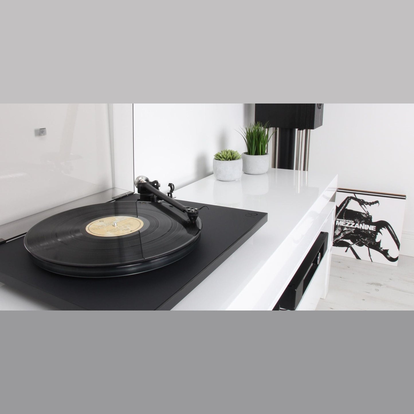 Rega Planar 6 Plattenspieler, Schwarz, Lifestyle-Ansicht im Wohnraum