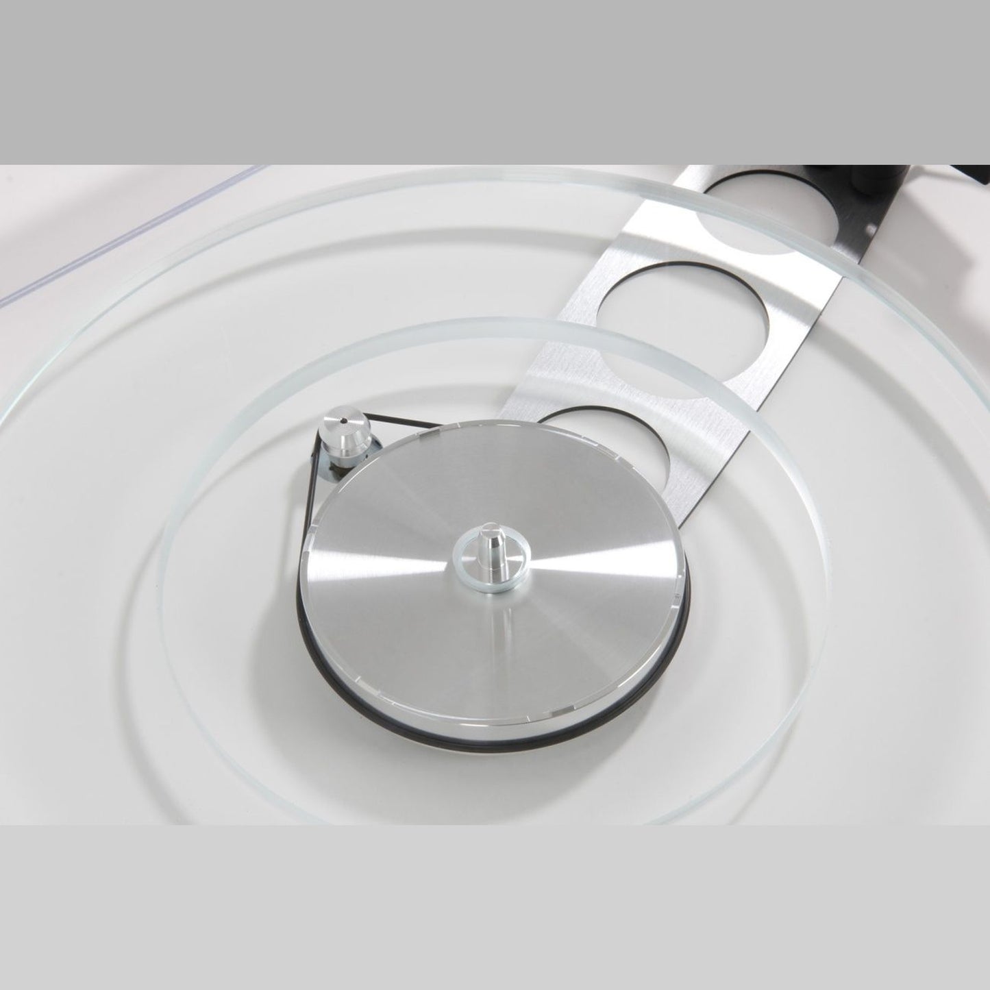 Rega Planar 6 Plattenspieler, Weiss, Detailansicht Subteller und Antriebsriemen