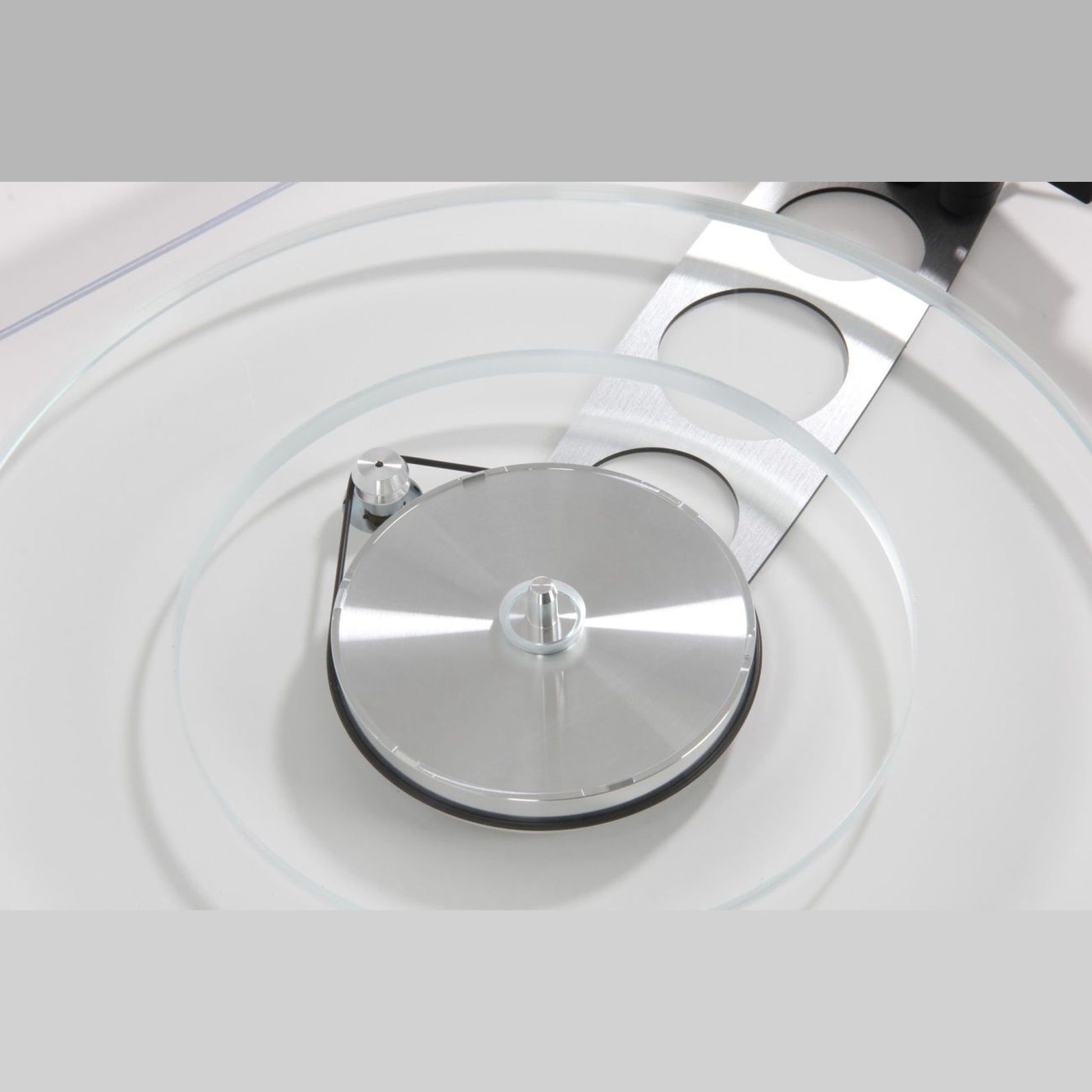 Rega Planar 6 Plattenspieler, Weiss, Detailansicht Subteller und Antriebsriemen