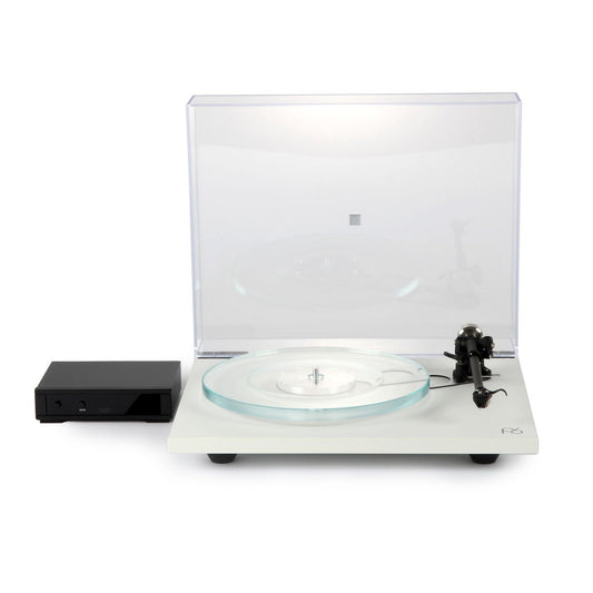 Rega Planar 6 Plattenspieler, Weiss, Frontansicht mit Neo PSU Netzteil
