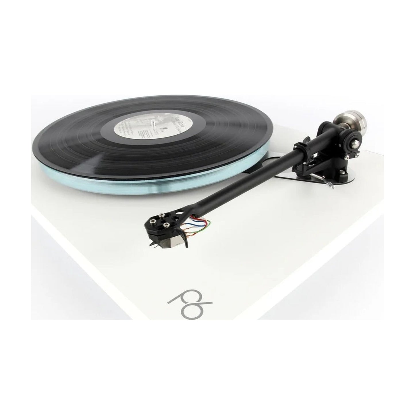 Rega Planar 6 Plattenspieler, Weiss, Schrägansicht mit aufgelegter Schallplatte