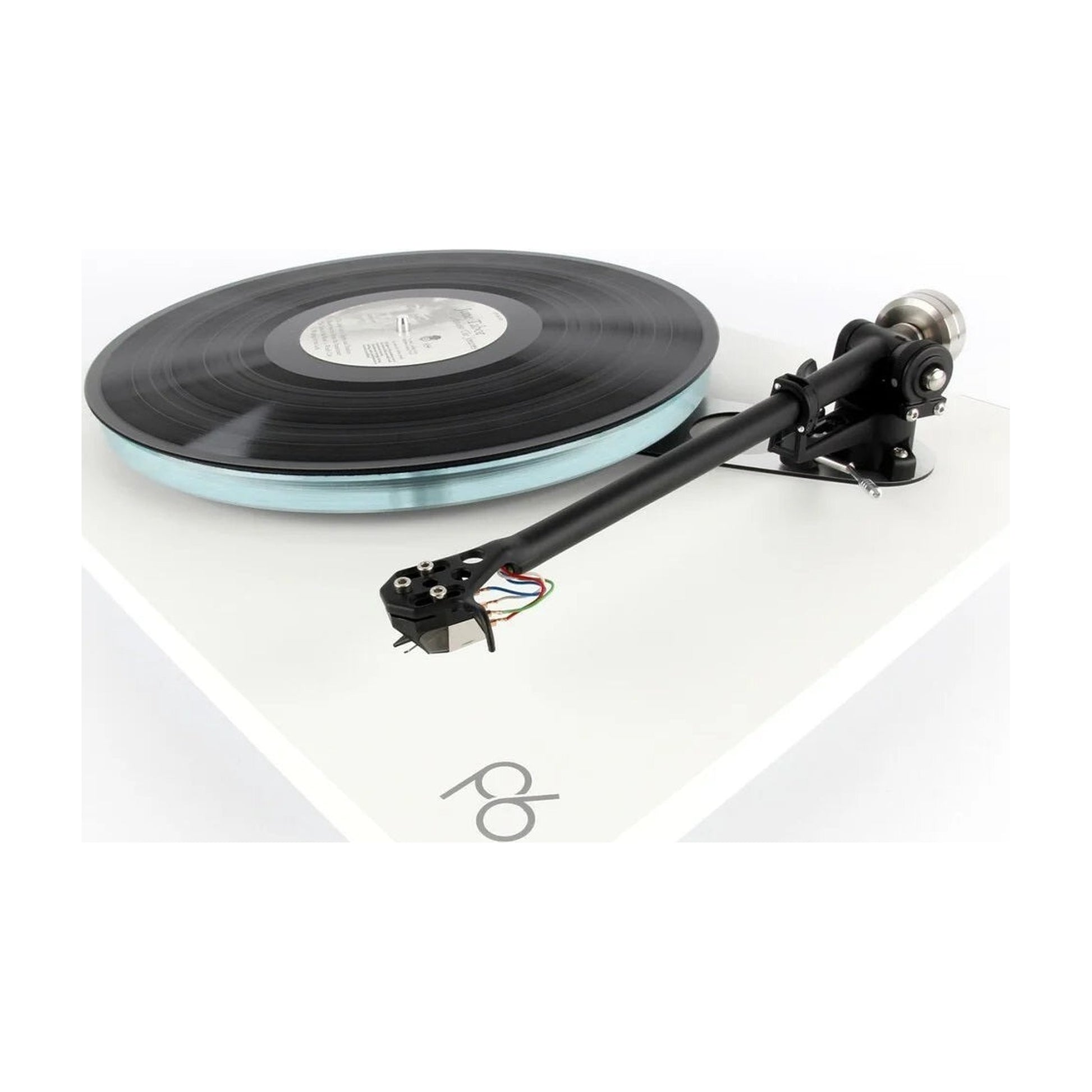 Rega Planar 6 Plattenspieler, Weiss, Schrägansicht mit aufgelegter Schallplatte