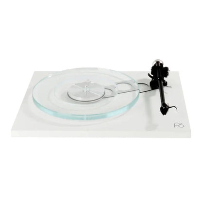 Rega Planar 6 Plattenspieler, Weiss, Schrägansicht auf Glasteller und Tonarm