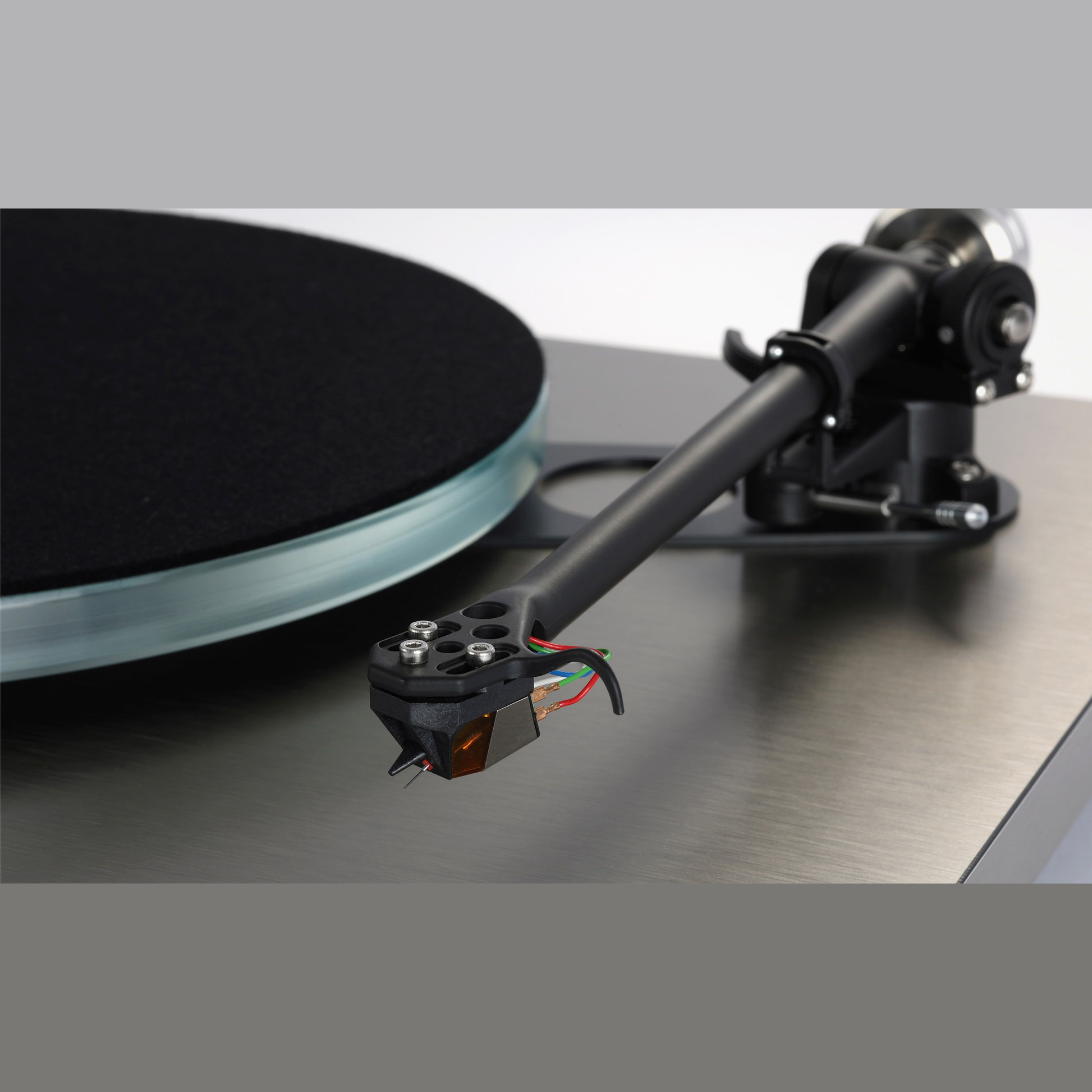 Rega Planar 6 RS Plattenspieler, Detailansicht Tonarm mit montiertem Tonabnehmer