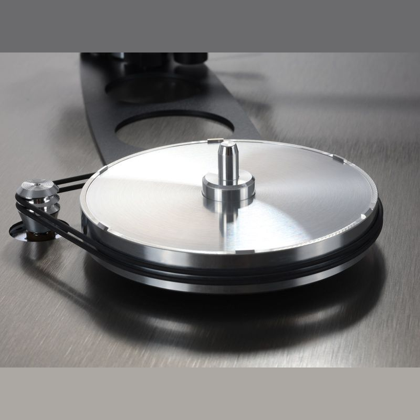 Rega Planar 6 RS Plattenspieler, Detailansicht Subteller auf gebürstetem Aluminium