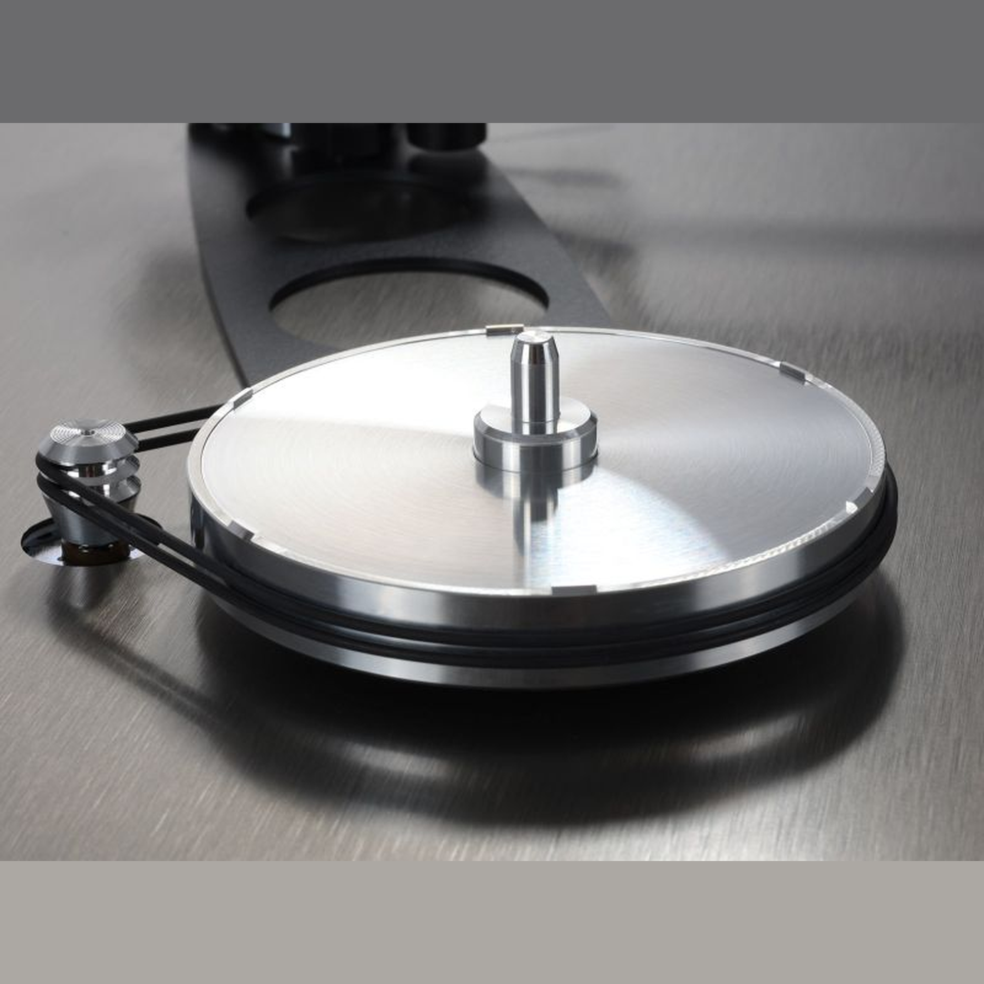 Rega Planar 6 RS Plattenspieler, Detailansicht Subteller auf gebürstetem Aluminium