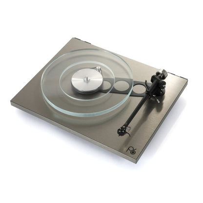 Rega Planar 6 RS Plattenspieler, Schrägansicht mit geöffneter Haube, erhöhte Perspektive