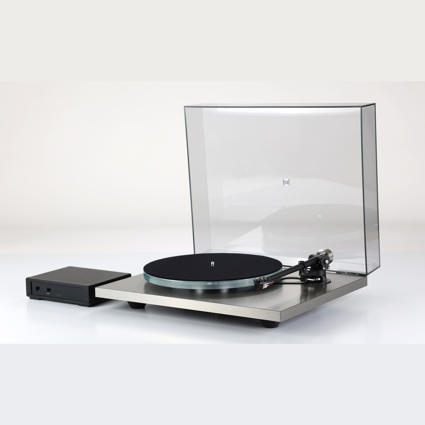 Rega Planar 6 RS Plattenspieler, Schrägansicht mit geschlossener Haube und Neo MK2 PSU