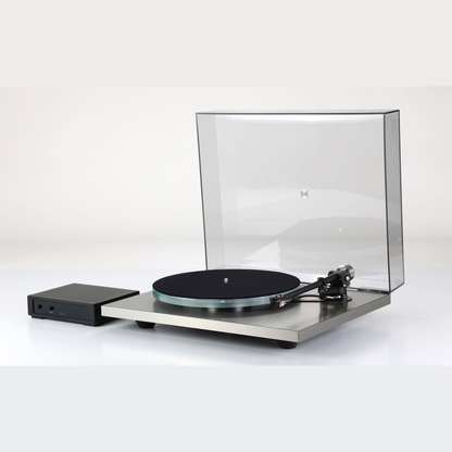 Rega Planar 6 RS Plattenspieler, Schrägansicht mit geschlossener Haube und Neo MK2 PSU