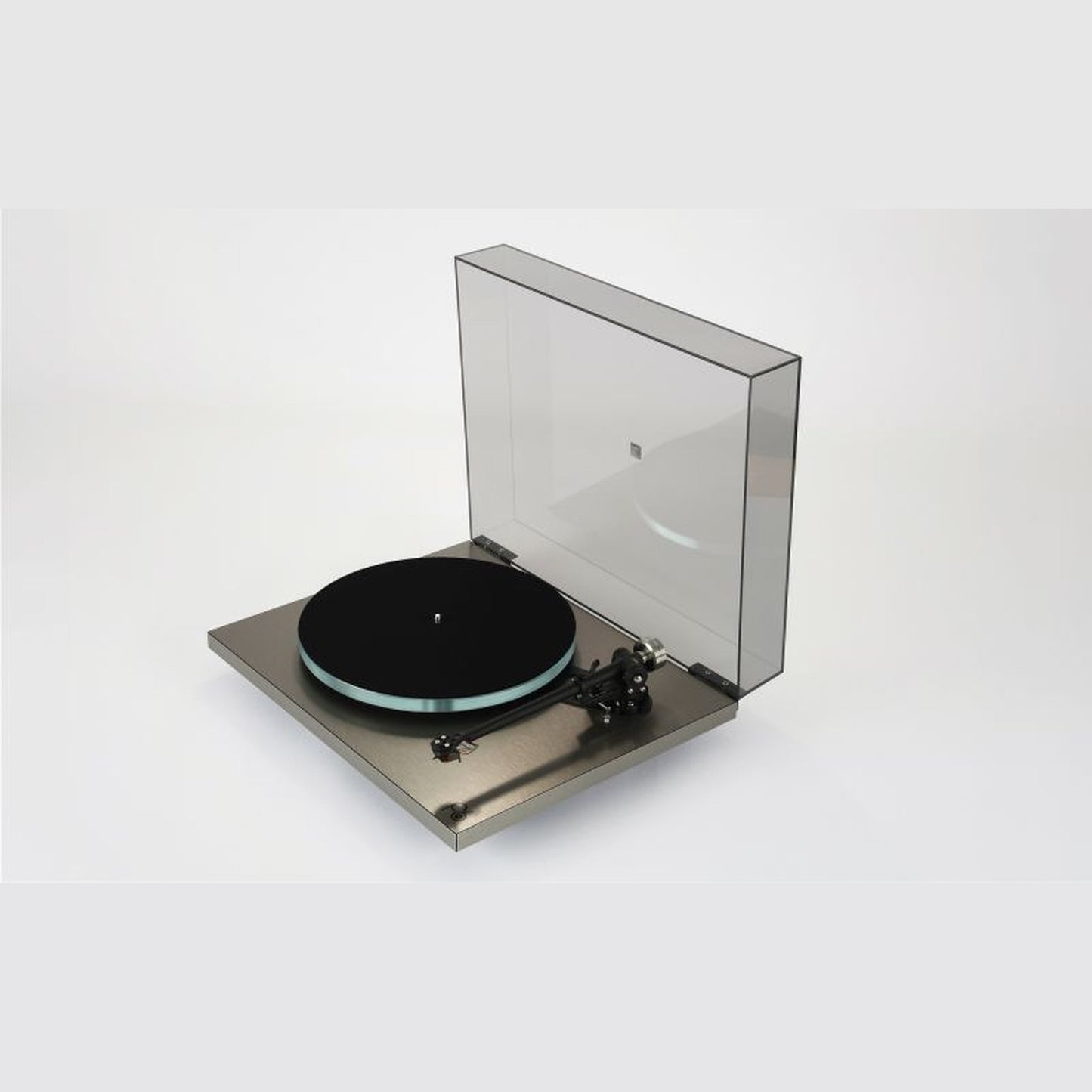 Rega Planar 6 RS Plattenspieler, Schrägansicht auf gebürstetem Aluminium-Plinth