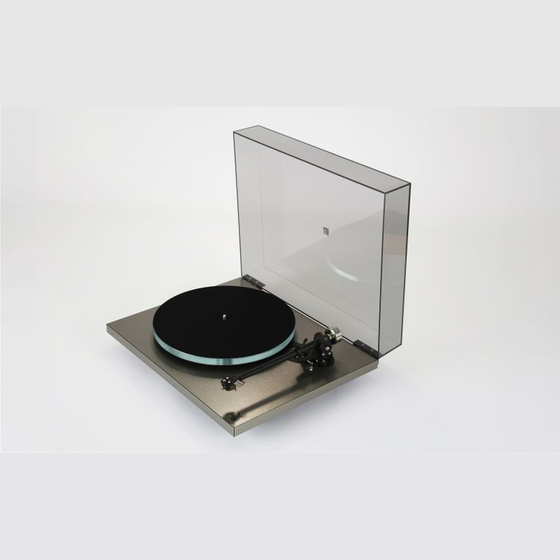 Rega Planar 6 RS Plattenspieler, Schrägansicht auf gebürstetem Aluminium-Plinth