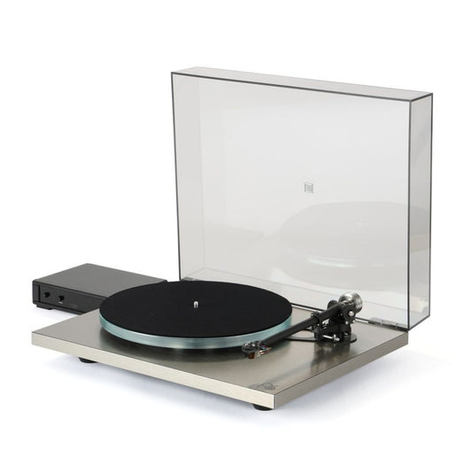 Rega Planar 6 RS Plattenspieler, Schrägansicht mit Neo MK2 PSU Netzteil