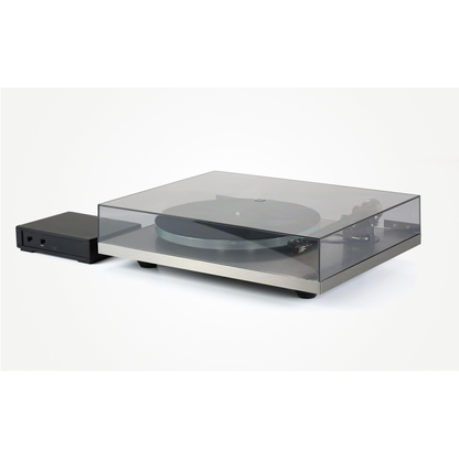 Rega Planar 6 RS Plattenspieler, Seitenansicht mit geschlossener Staubschutzhaube