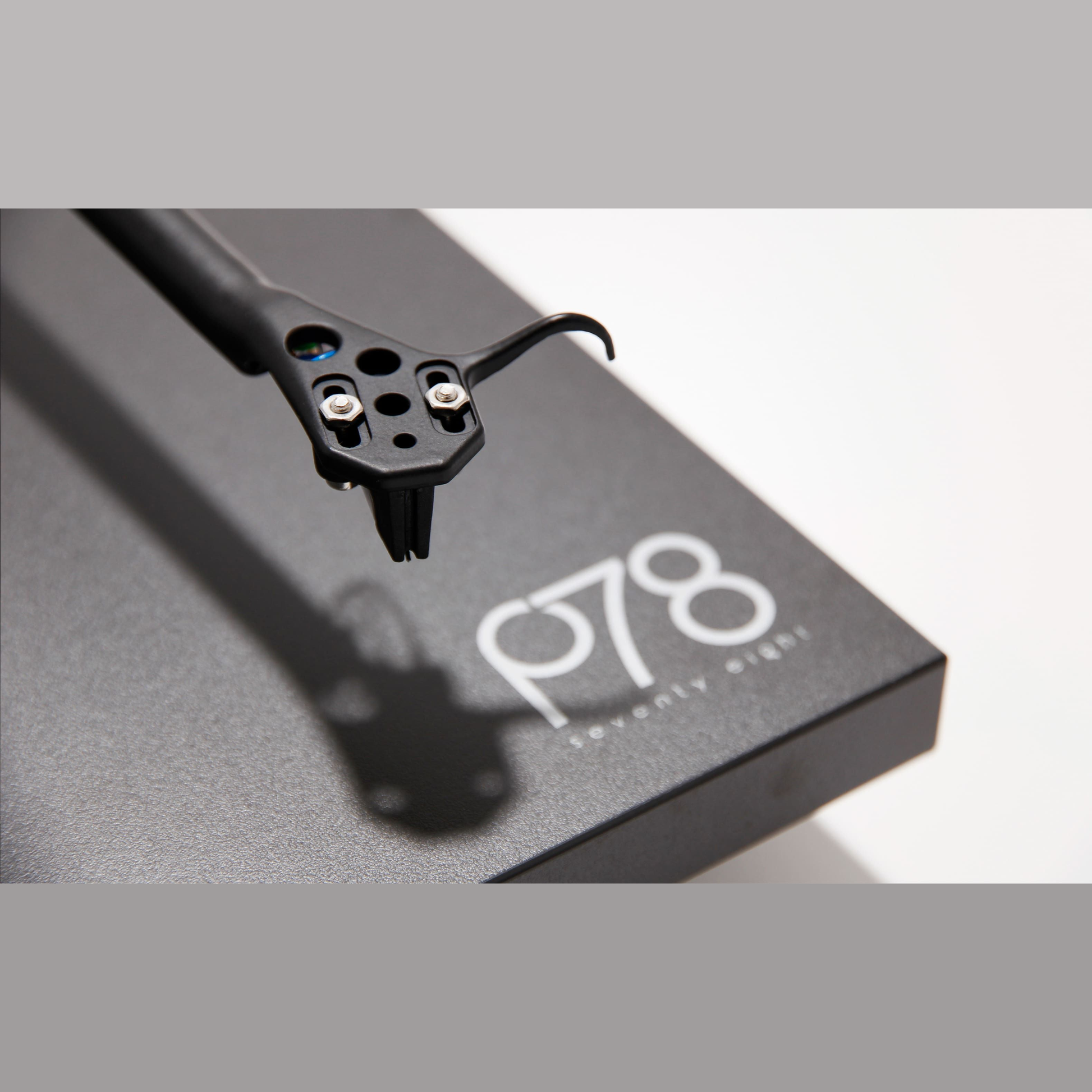 Rega Planar 78 Plattenspieler Schwarz Detailansicht Headshell über dem Modellschriftzug