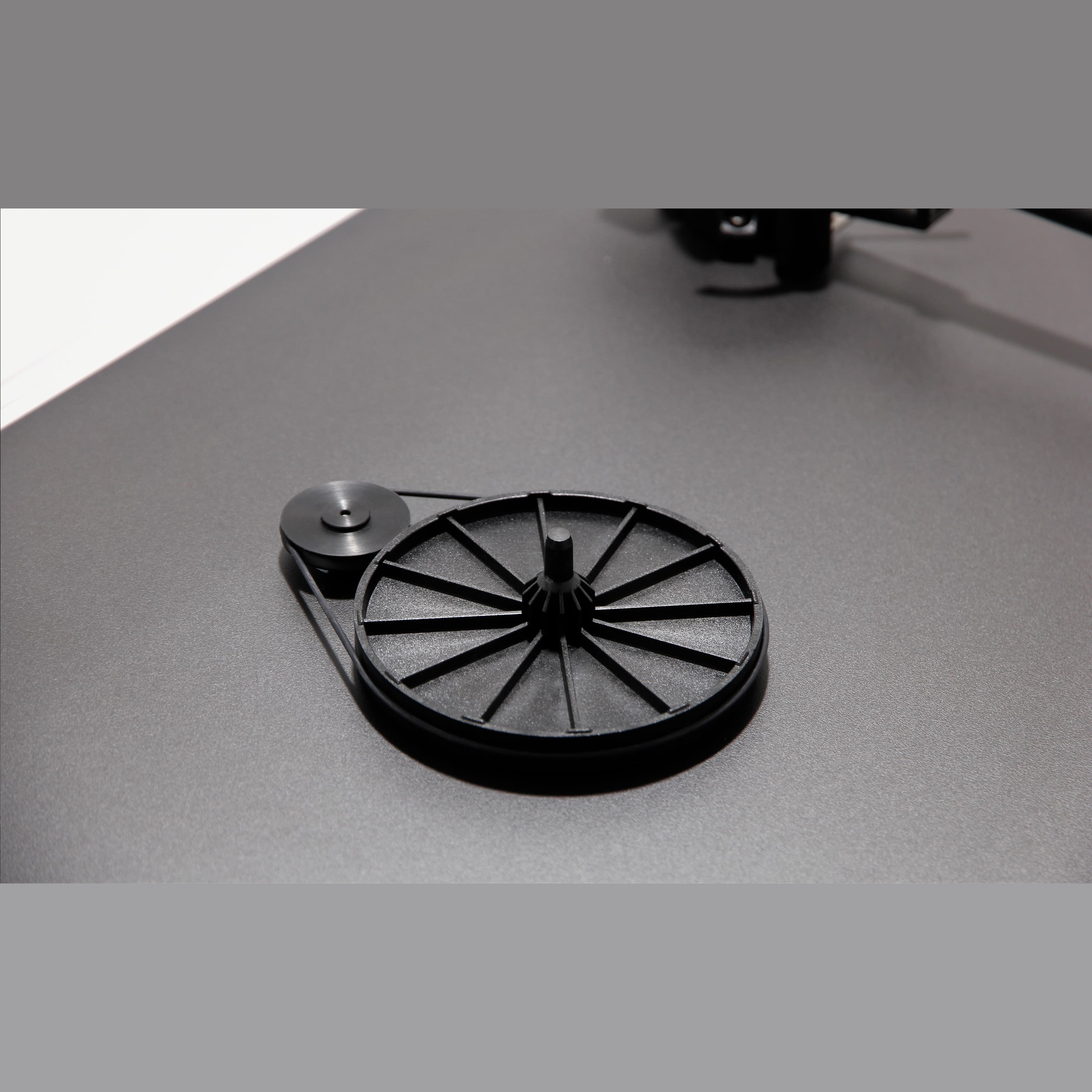 Rega Planar 78 Plattenspieler Schwarz Detailansicht Subteller und Antriebsriemen