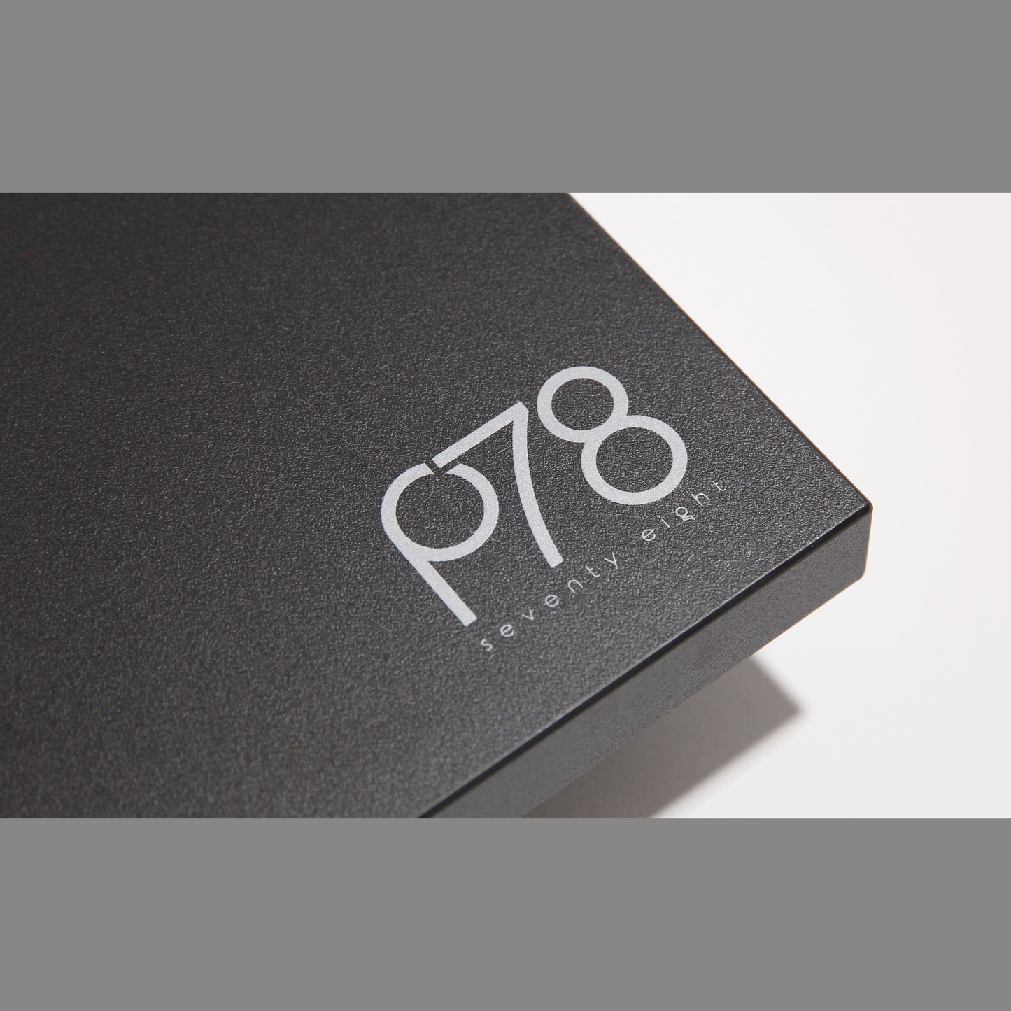Rega Planar 78 Plattenspieler Schwarz Detailansicht Gehäusekante mit Modellschriftzug