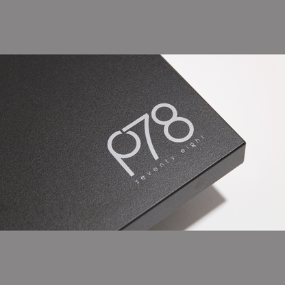 Rega Planar 78 Plattenspieler Schwarz Detailansicht Gehäusekante mit Modellschriftzug