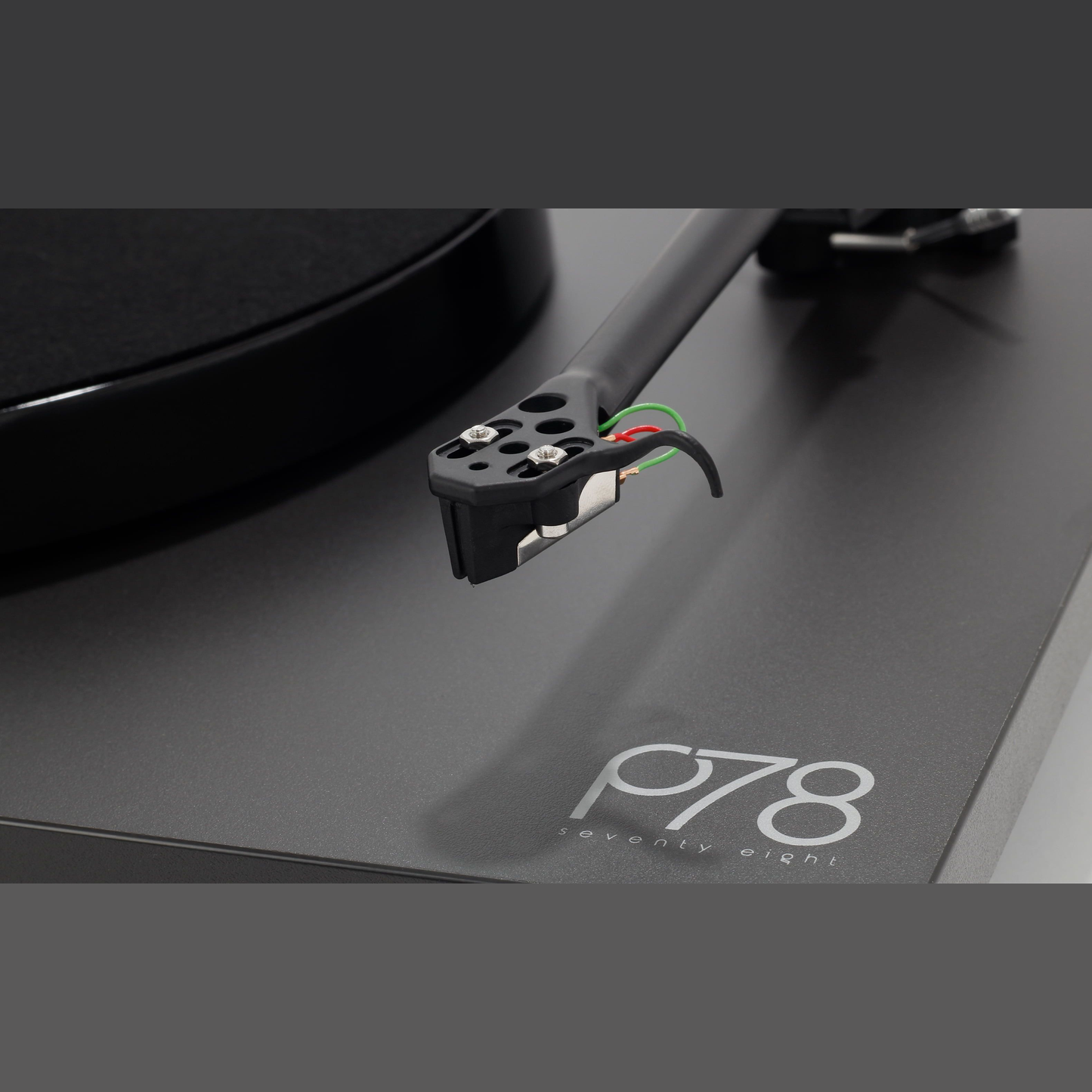 Rega Planar 78 Plattenspieler Schwarz Detailansicht Tonabnehmer über dem Plattenteller