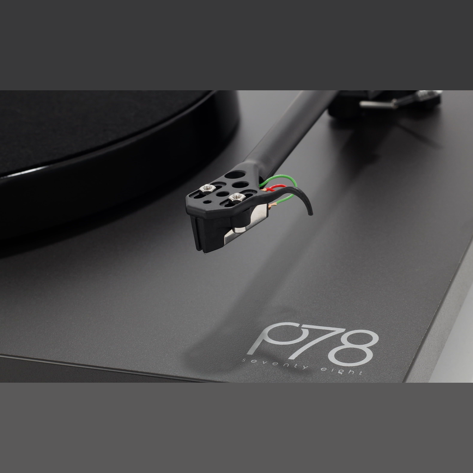 Rega Planar 78 Plattenspieler Schwarz Detailansicht Tonabnehmer über dem Plattenteller