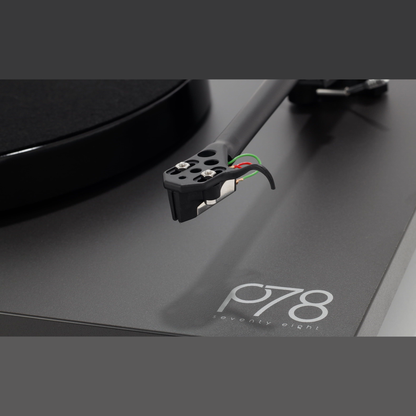 Rega Planar 78 Plattenspieler Schwarz Detailansicht Tonabnehmer über dem Plattenteller