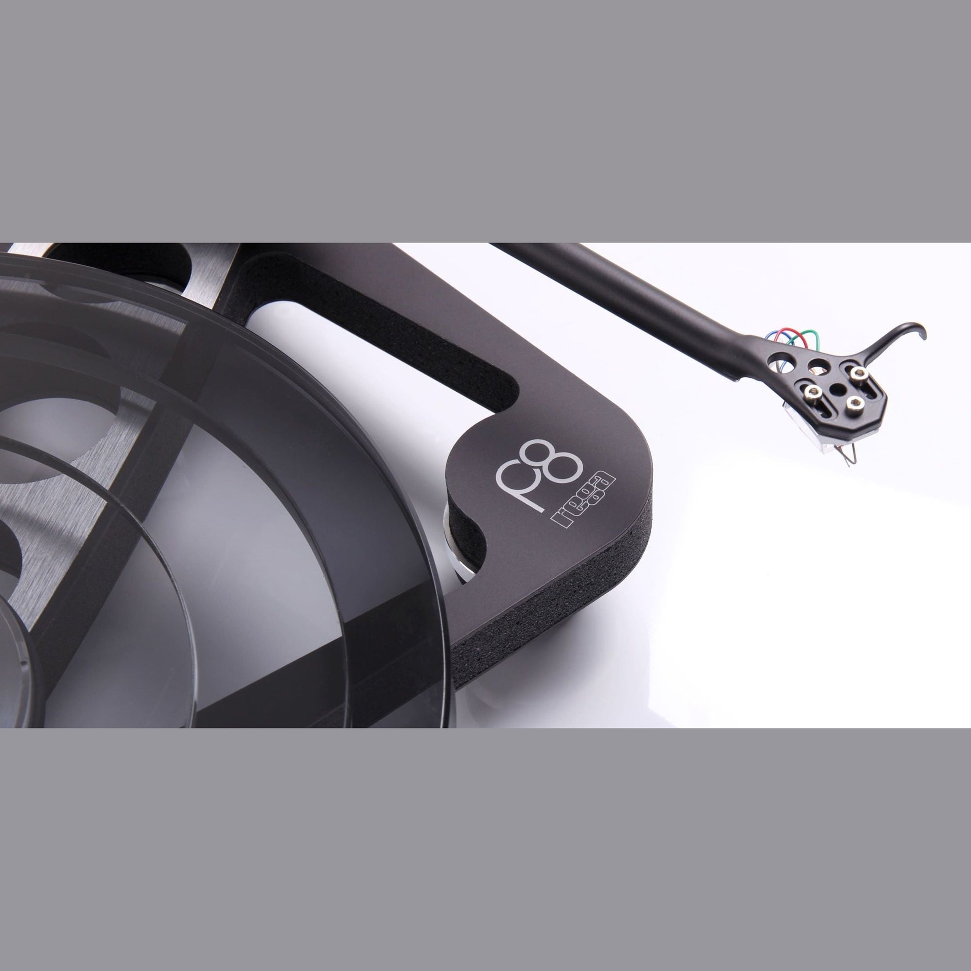 Rega Planar 8 Plattenspieler, Schwarz, Detailansicht Plinth-Ausleger mit P8-Logo und Tonabnehmer