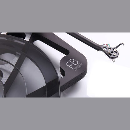 Rega Planar 8 Plattenspieler, Schwarz, Detailansicht Plinth-Ausleger mit P8-Logo und Tonabnehmer