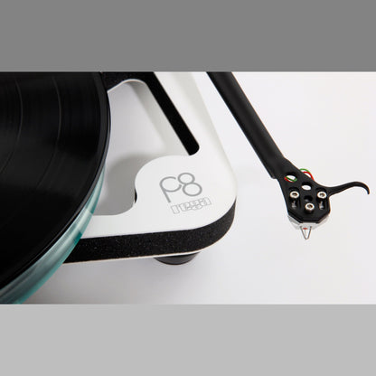 Rega Planar 8 Plattenspieler, Weiss, Detailansicht Plinth-Ausleger mit P8-Logo und Tonabnehmer
