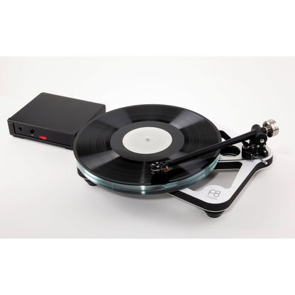 Rega Planar 8 Plattenspieler, Weiss, Schrägansicht mit Neo PSU Netzteil und aufgelegter Schallplatte