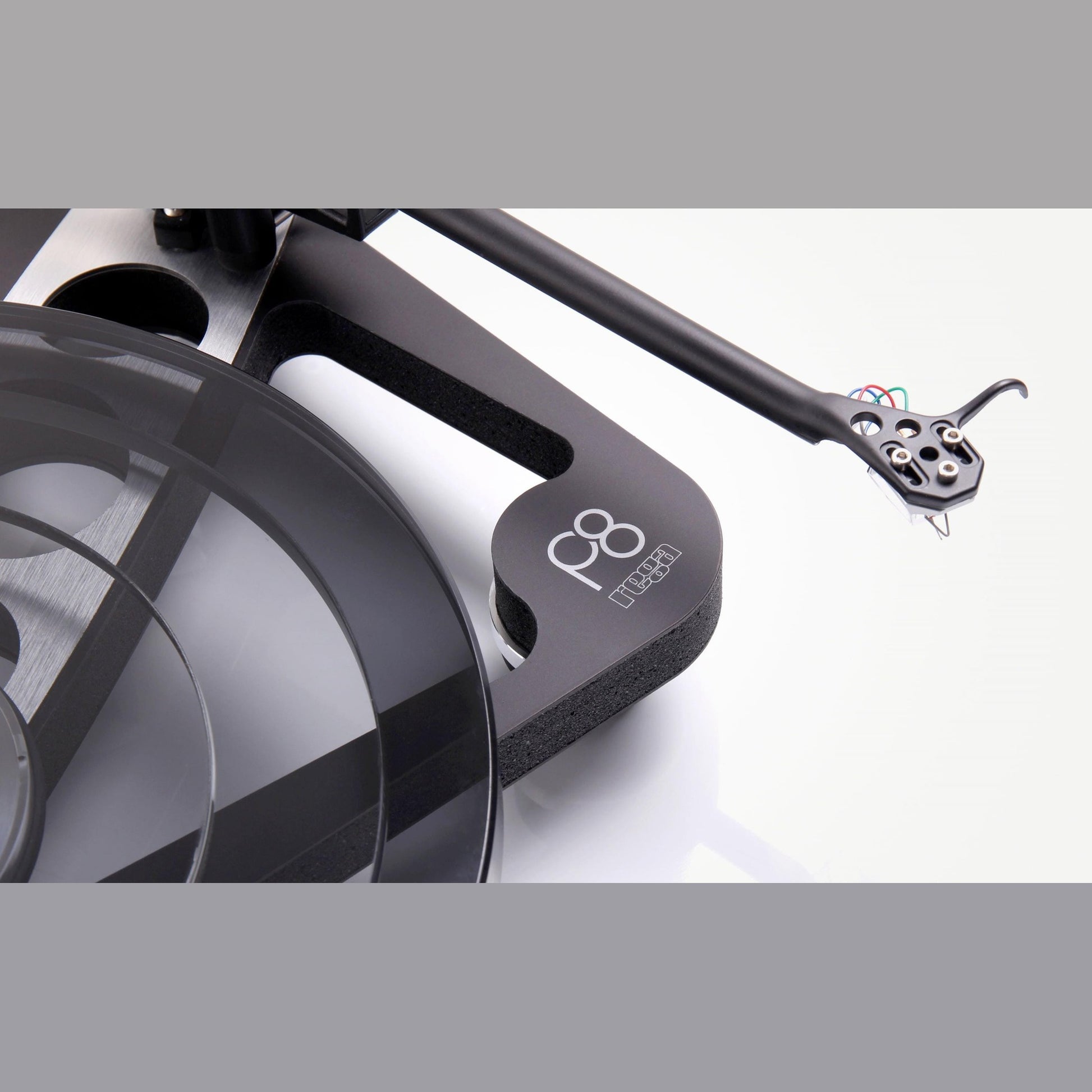 Rega Planar 8 SE 3 Swiss Edition Plattenspieler, Detailansicht Armbrett mit P8-Logo und Tonabnehmer