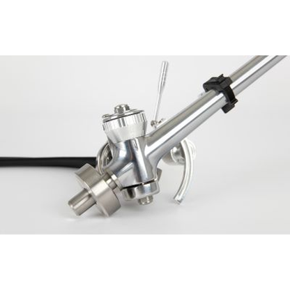 Rega RB Titanium Tonarm Detailansicht Headshell und Kabelanschluss