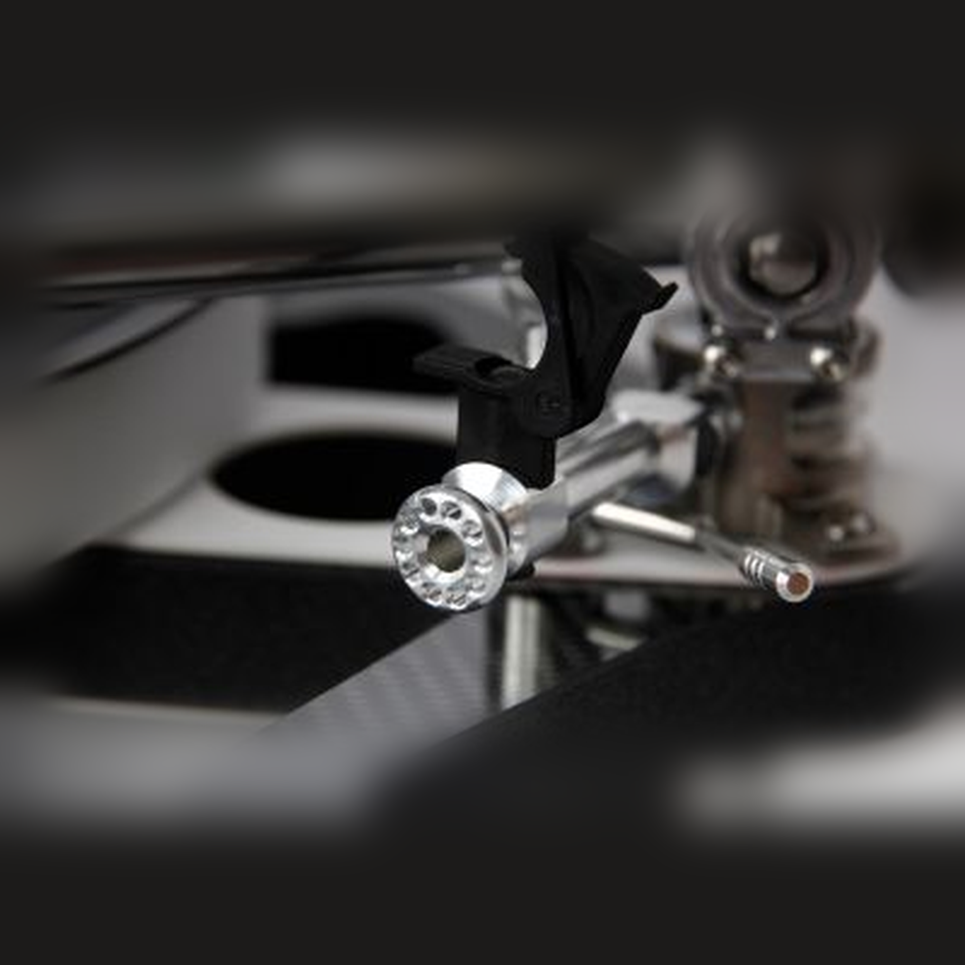 Rega RB Titanium Tonarm Lifestyle, Headshell-Befestigung auf Naia Plattenspieler