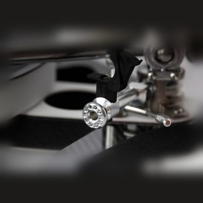 Rega RB Titanium Tonarm Lifestyle, Headshell-Befestigung auf Naia Plattenspieler