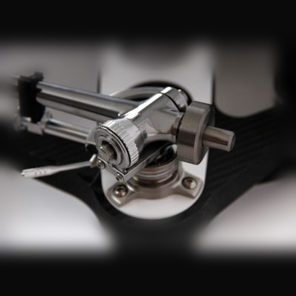 Rega RB Titanium Tonarm Lifestyle, Lagerblock auf Naia Plattenspieler