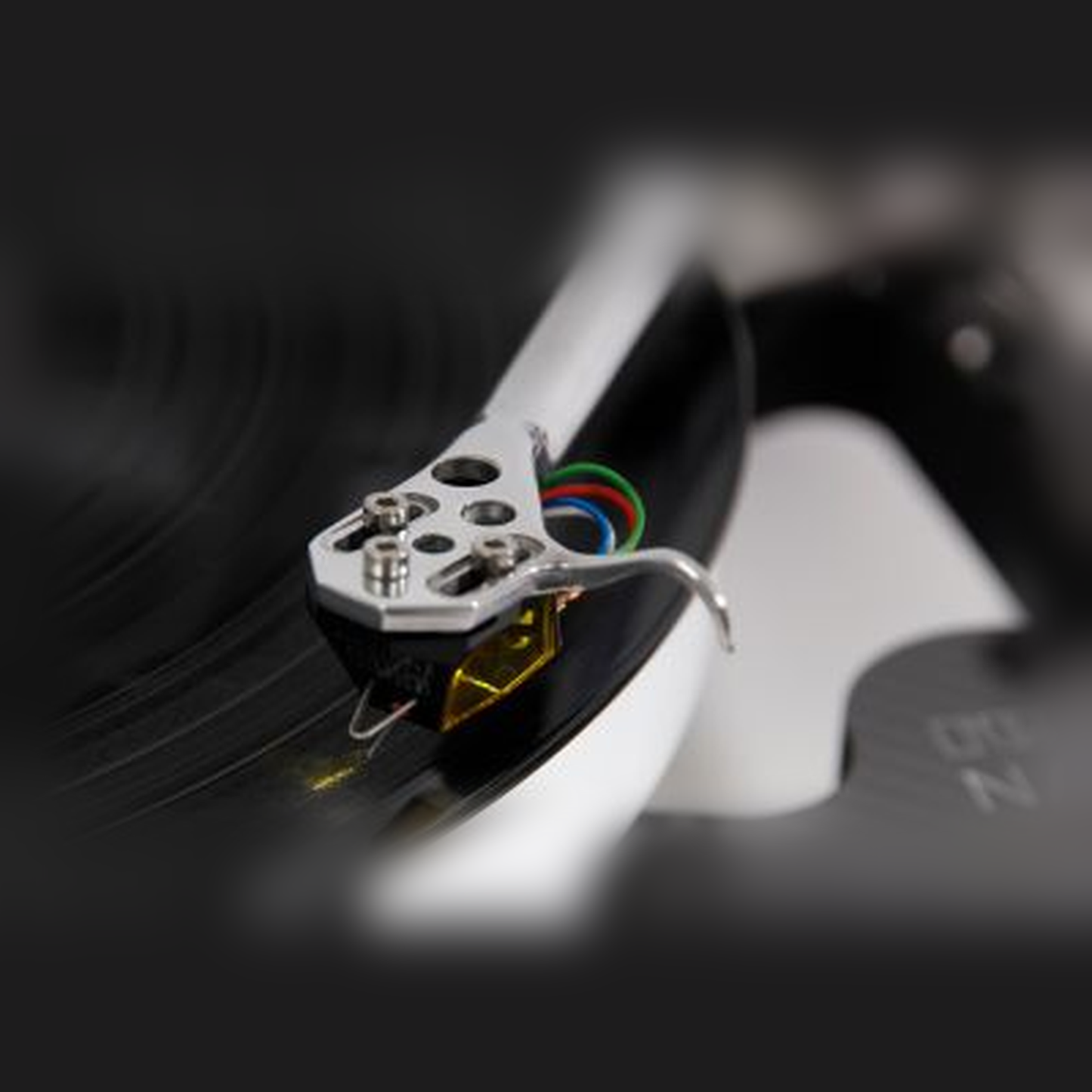 Rega RB Titanium Tonarm Lifestyle, Tonabnehmer auf Schallplatte
