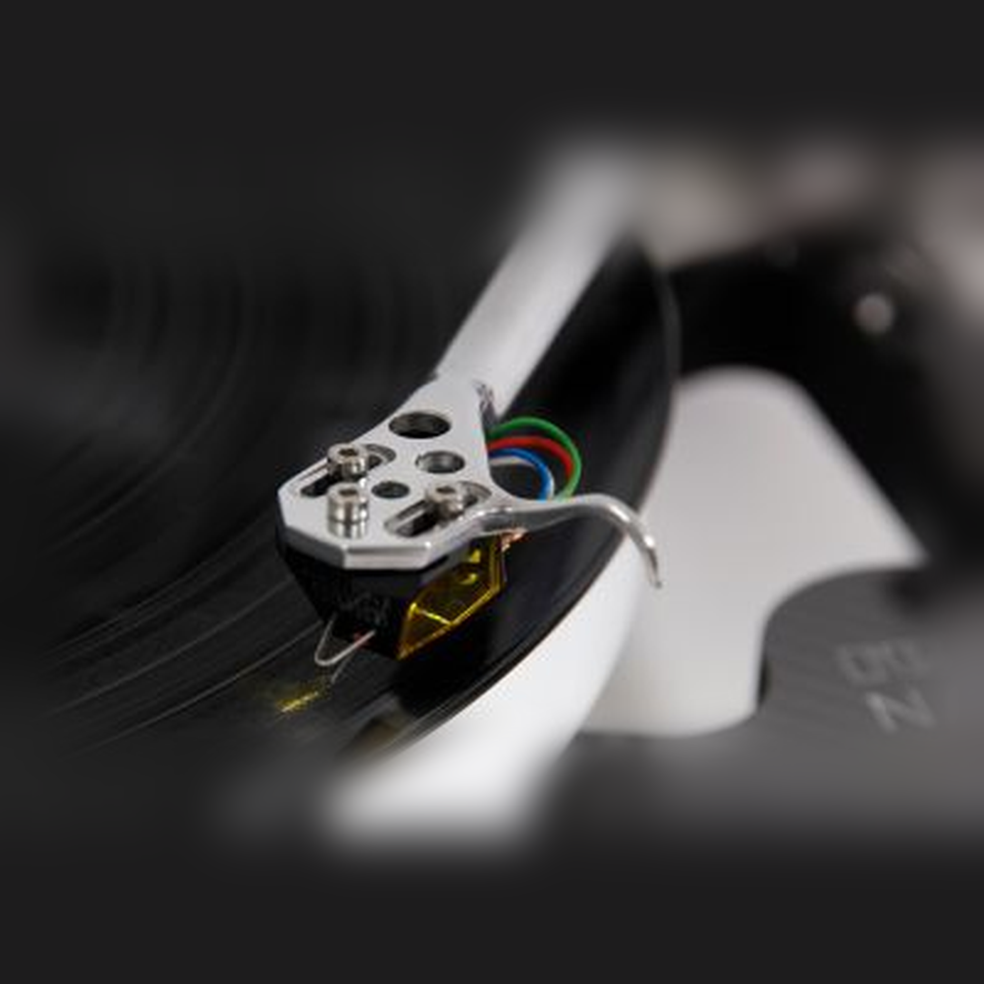 Rega RB Titanium Tonarm Lifestyle, Tonabnehmer auf Schallplatte