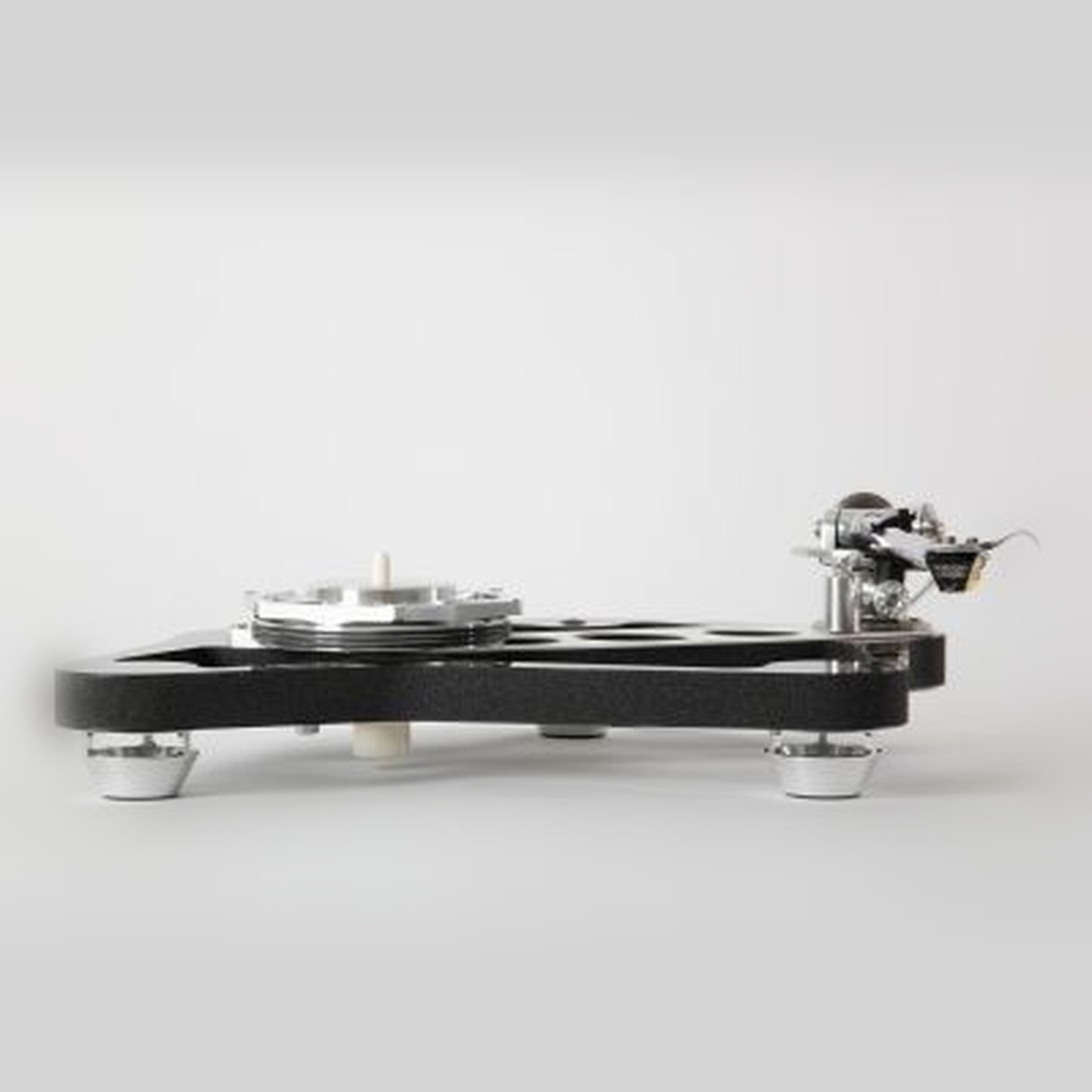 Rega RB Titanium Tonarm Lifestyle, montiert auf Rega Naia Plattenspieler